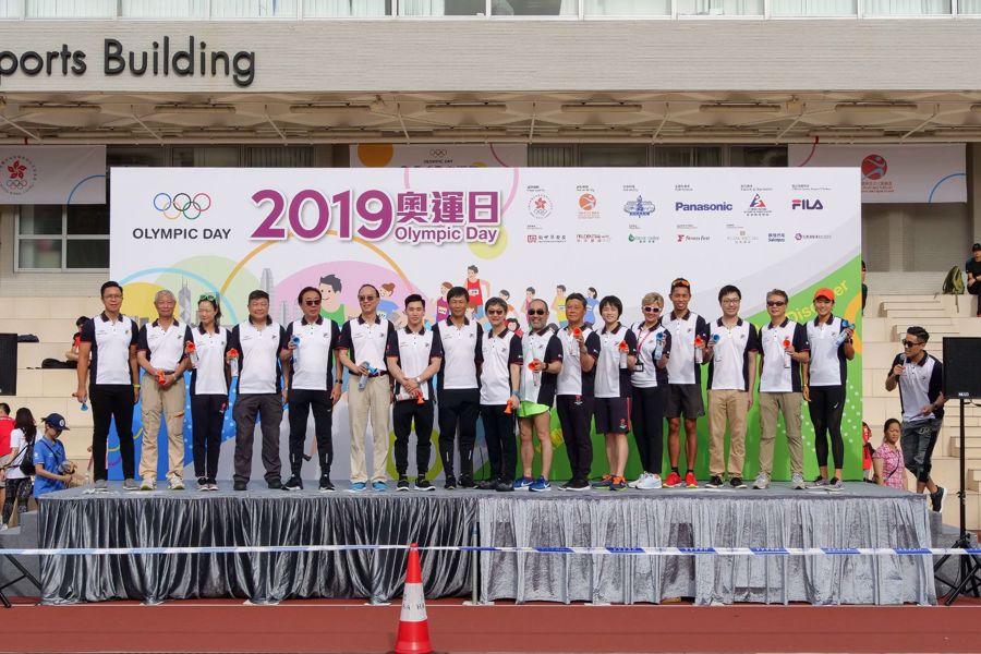 Panasonic is honored to be the Major Sponsor for the event since 2009. (8th from right) Mr. David Mong, Chairman and CEO of Shun Hing Group was invited to join the Kick-off Ceremony.